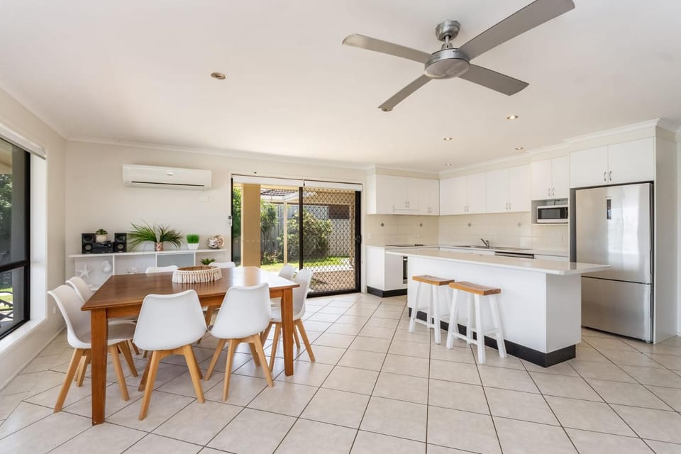 Dining area, oven, stove