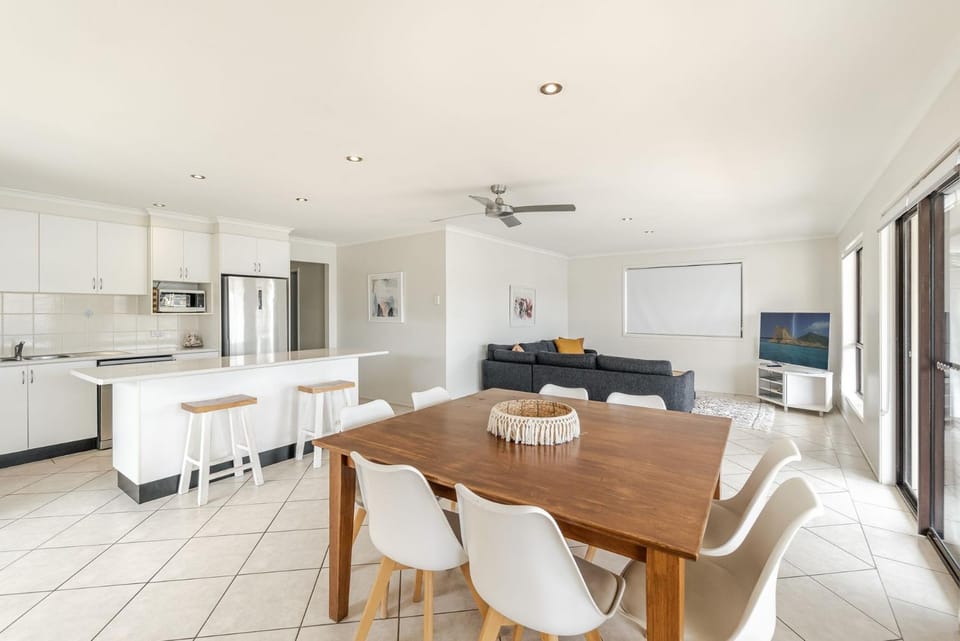 Kitchen or kitchenette, Living room, Dining area