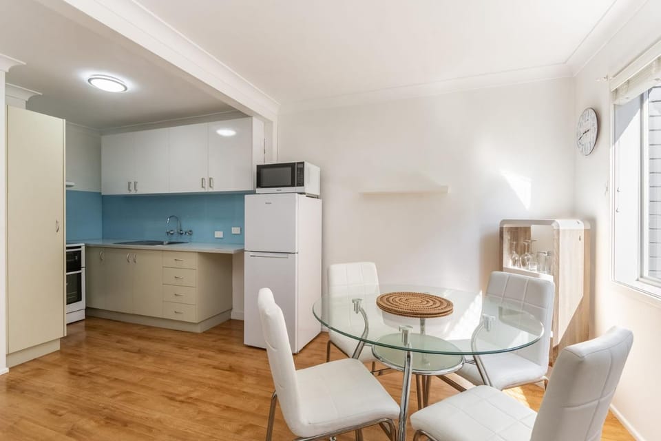 Kitchen or kitchenette, Seating area, oven, stove
