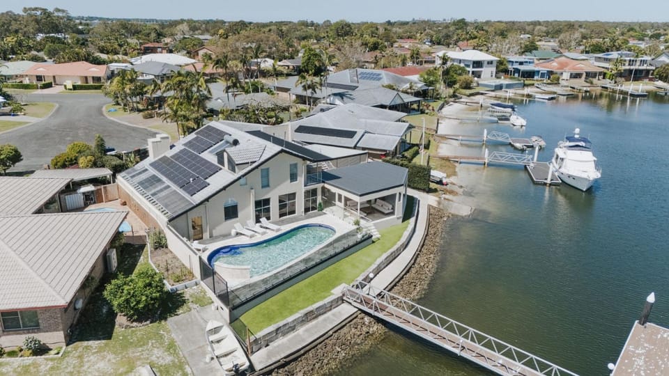 Tecoma 3 - Most Popular Waterfront with Private Pontoon - Holiday Yamba House in Yamba