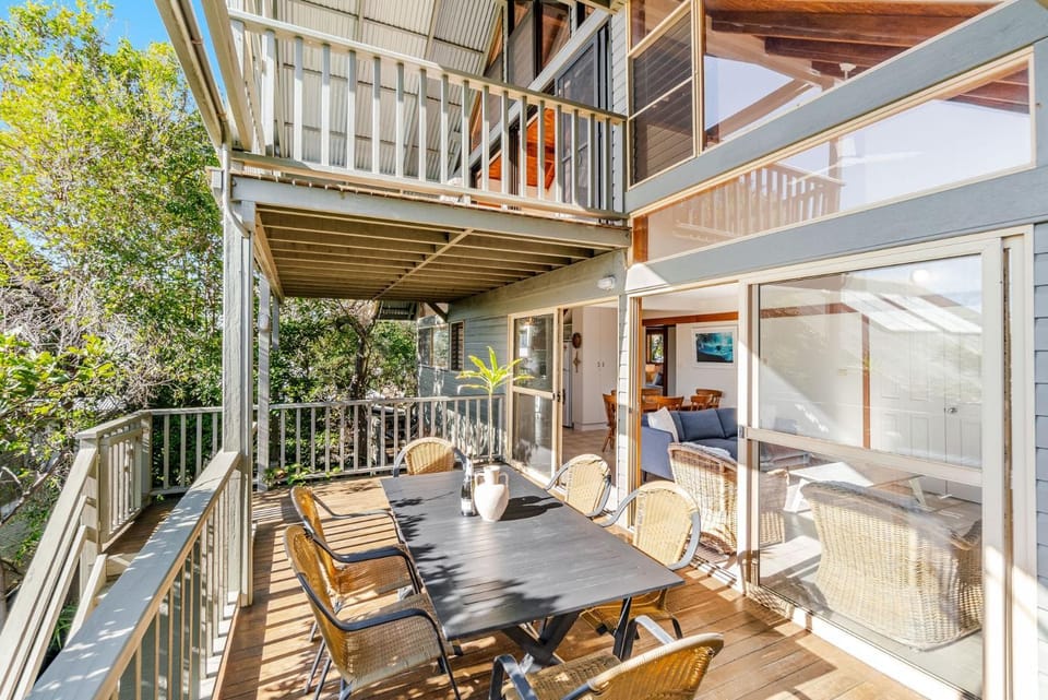 Property building, Balcony/Terrace, Dining area