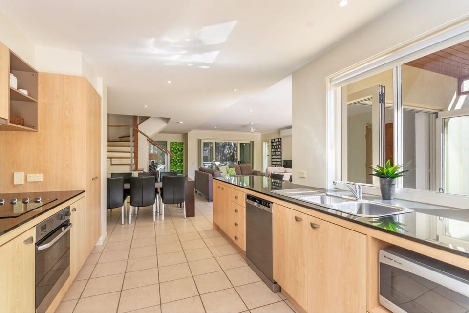 Kitchen or kitchenette, Dining area, dishwasher, oven, stove