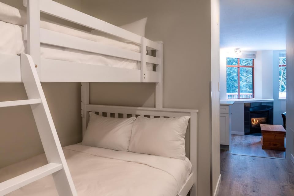 Alpenglow Lodge Family Studio with Murphy Bed by MVA Apartment in Whistler