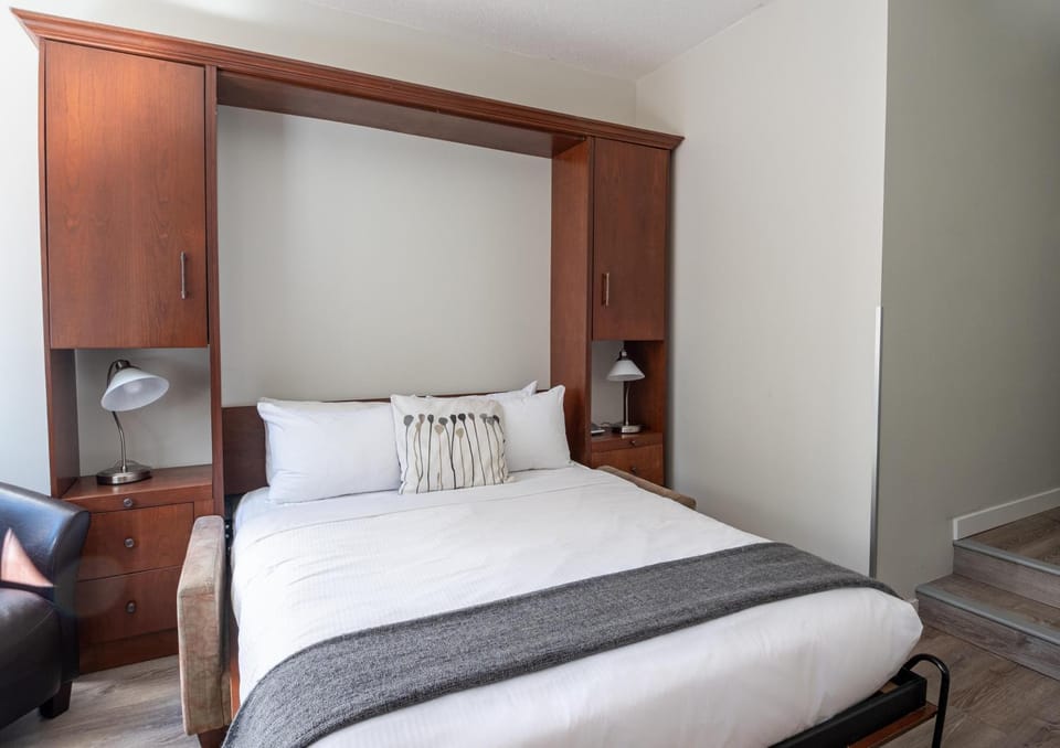 Alpenglow Lodge Family Studio with Murphy Bed by MVA Apartment in Whistler