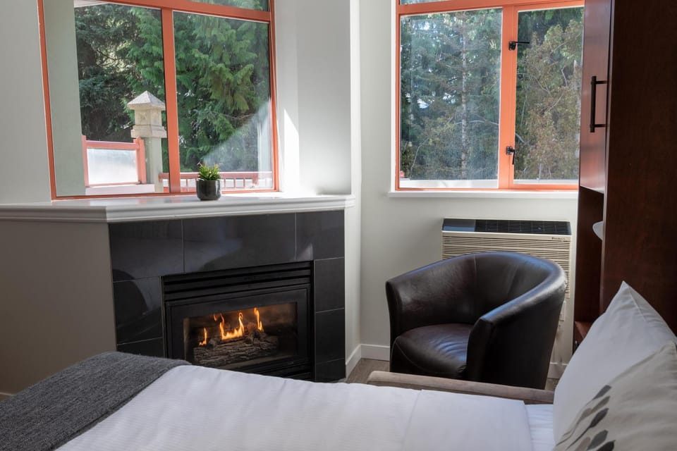 Alpenglow Lodge Family Studio with Murphy Bed by MVA Apartment in Whistler
