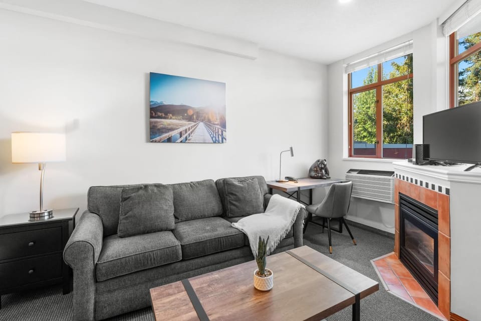 Alpenglow Lodge Large Studio with Dedicated Work Space by MVA Apartment in Whistler