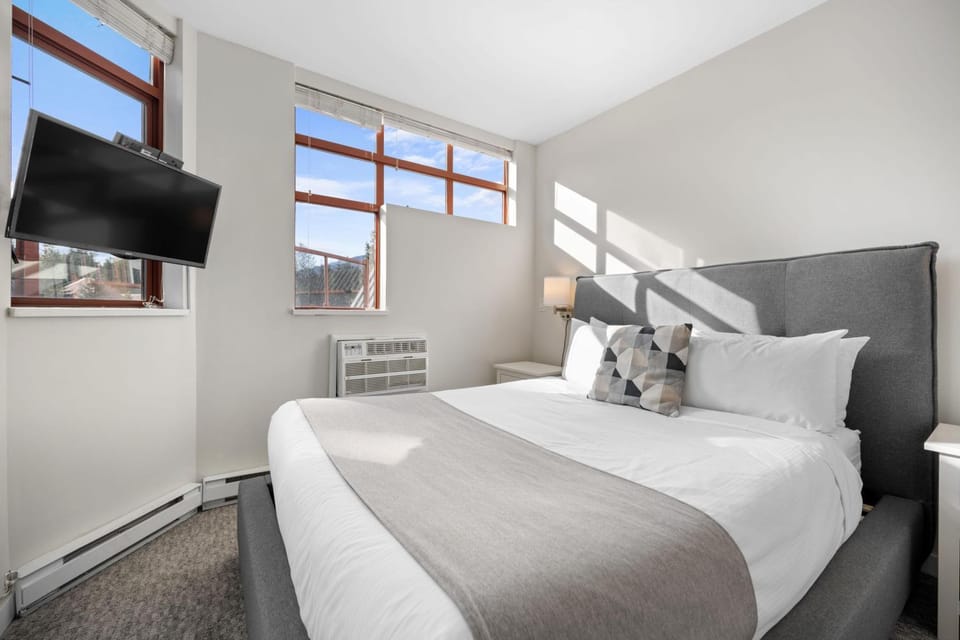 Alpenglow Lodge Two Bedroom Apartment with Private Hot Tub by MVA House in Whistler
