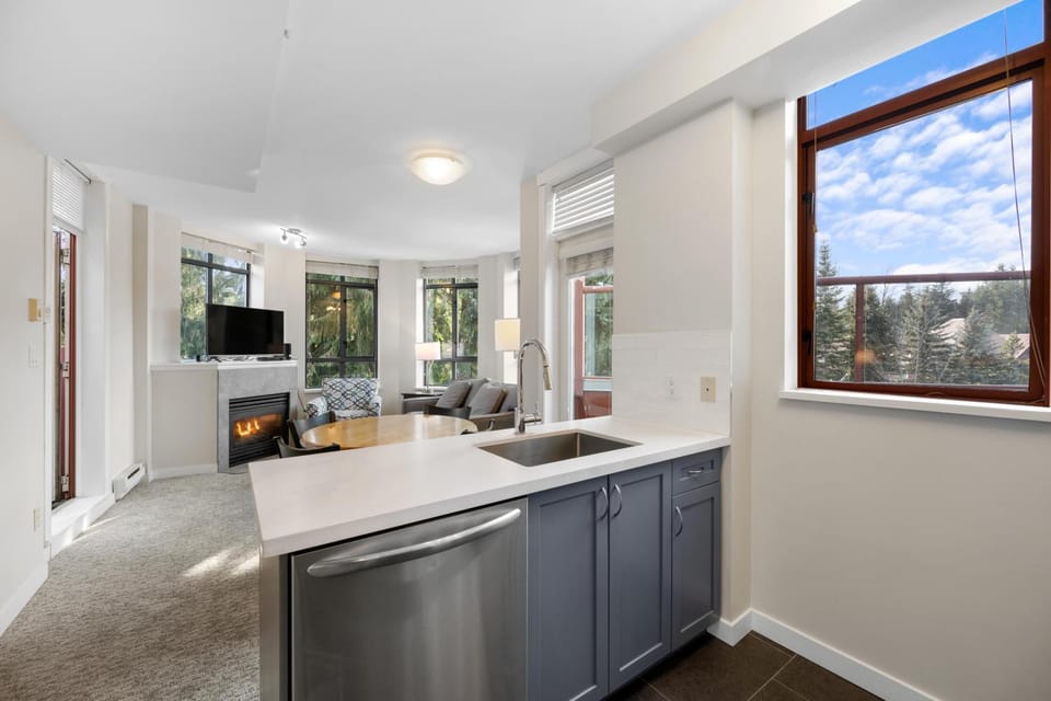 Alpenglow Lodge Two Bedroom Apartment with Private Hot Tub by MVA House in Whistler