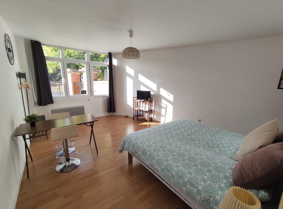 L'Ecrin d'Emile - Grand Studio Meublé au Calme Apartment in Auvergne-Rhône-Alpes