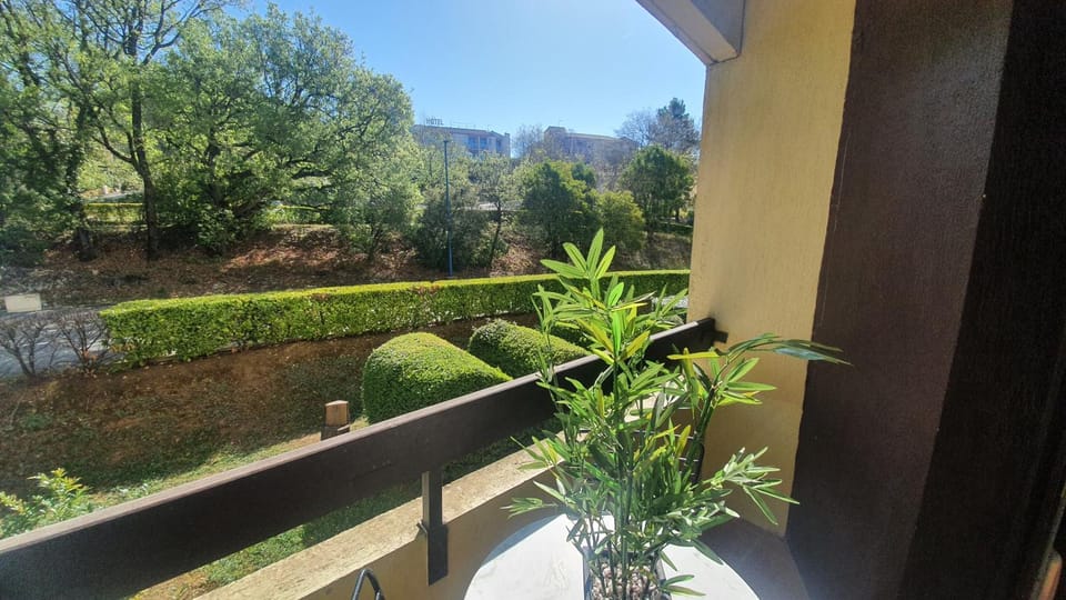 Le studio des Garrigues - Climatisé Apartment in Gréoux-les-Bains