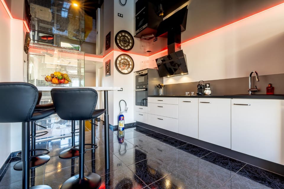 Dining area, kitchen