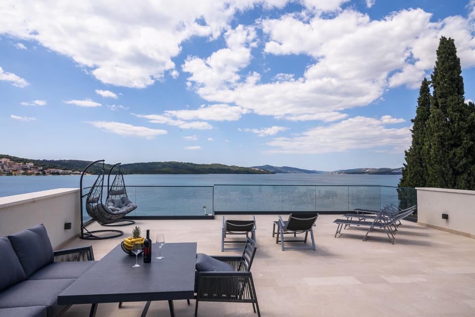 Ero on the beach Apartment in Okrug Gornji