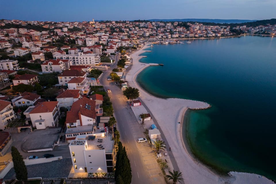 Ero on the beach Apartment in Okrug Gornji