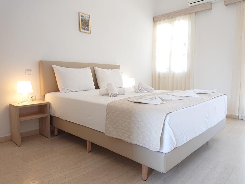 Bed, Bedroom, towels
