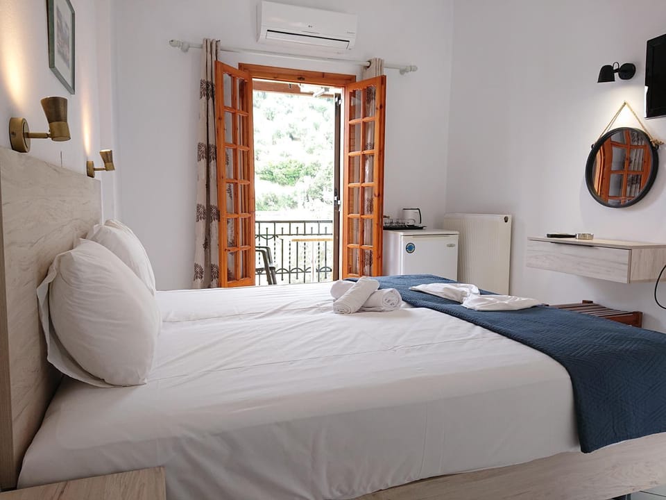 Bed, Photo of the whole room, Bedroom, air conditioner