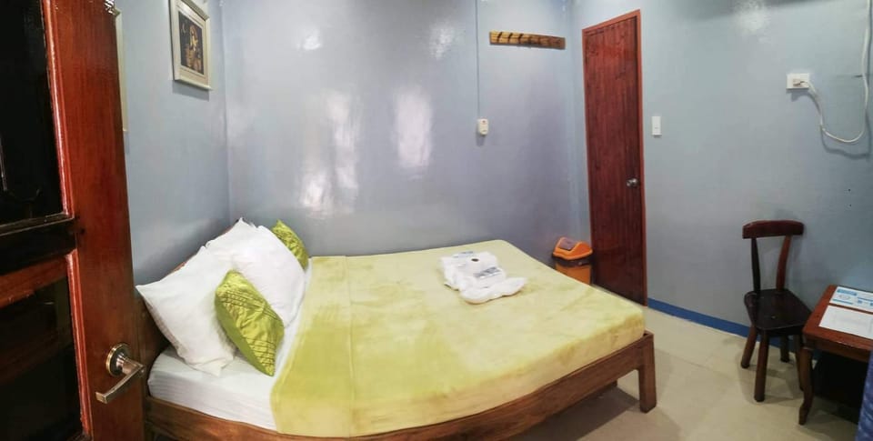 Bed, Photo of the whole room, Dining area
