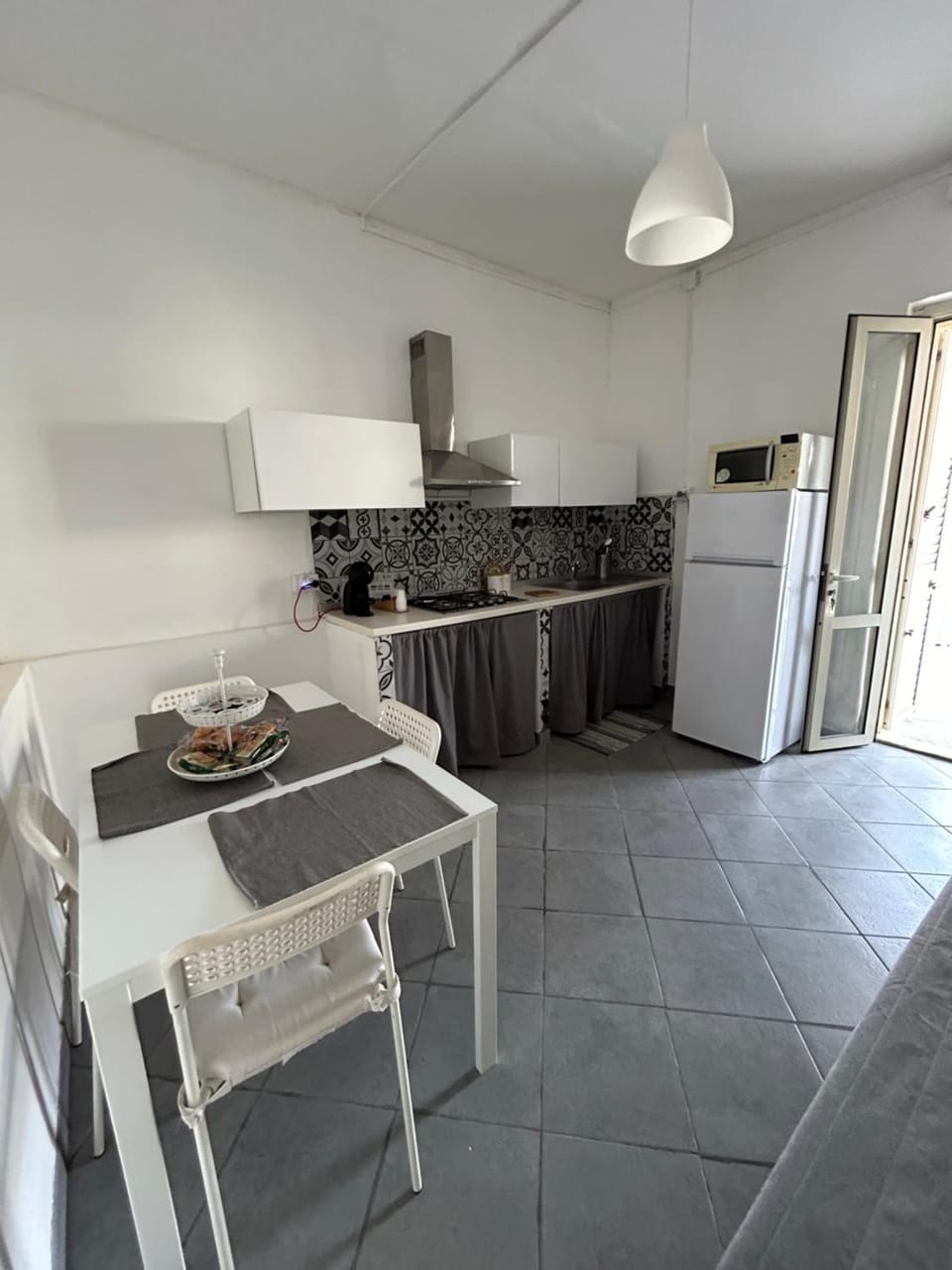 Kitchen or kitchenette, Dining area, stove