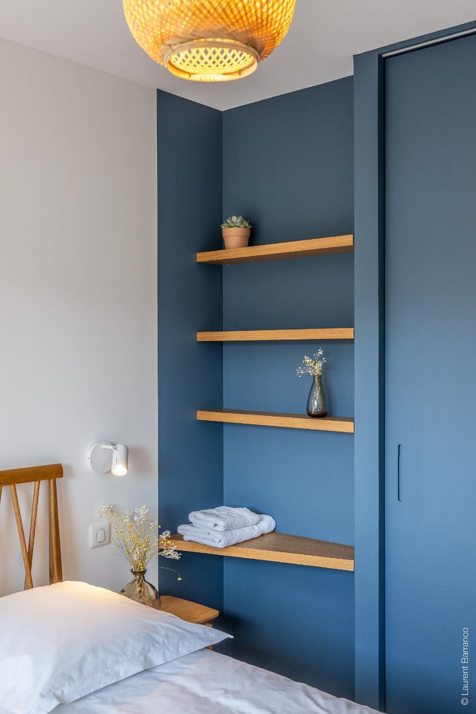 Bedroom, storage, towels, wardrobe
