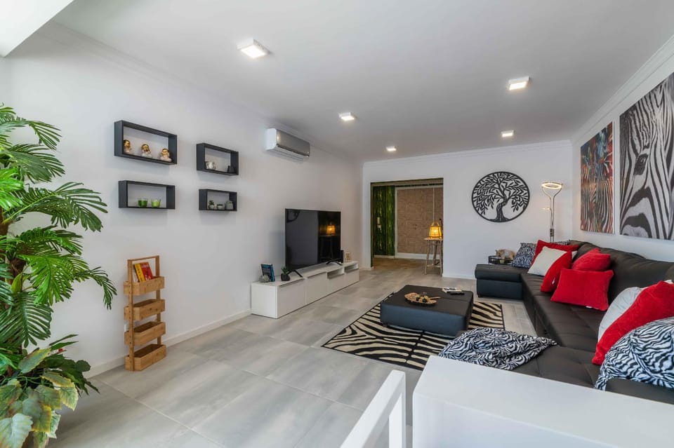 Communal lounge/ TV room, TV and multimedia, Living room, Seating area, Evening entertainment