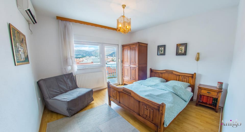 Bed, Photo of the whole room, Seating area, Bedroom, towels