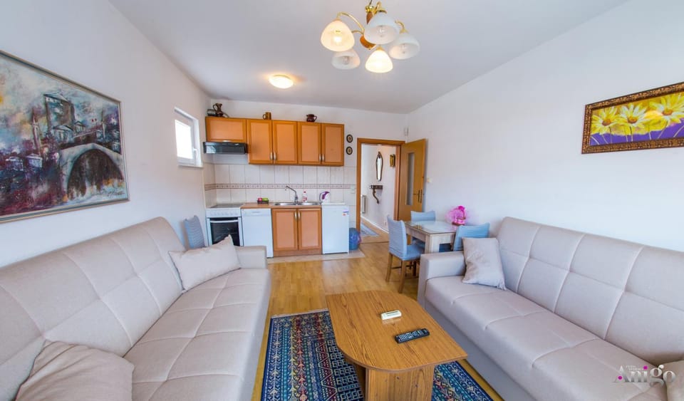 Kitchen or kitchenette, Living room, Seating area, Dining area, pet friendly, stove