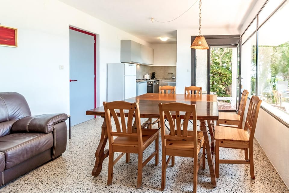 Grifeu 08 - Apartamento con terraza exterior Apartment in Alt Empordà