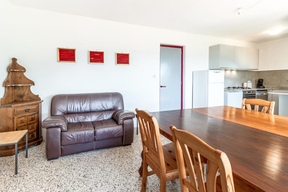 Grifeu 08 - Apartamento con terraza exterior Apartment in Alt Empordà