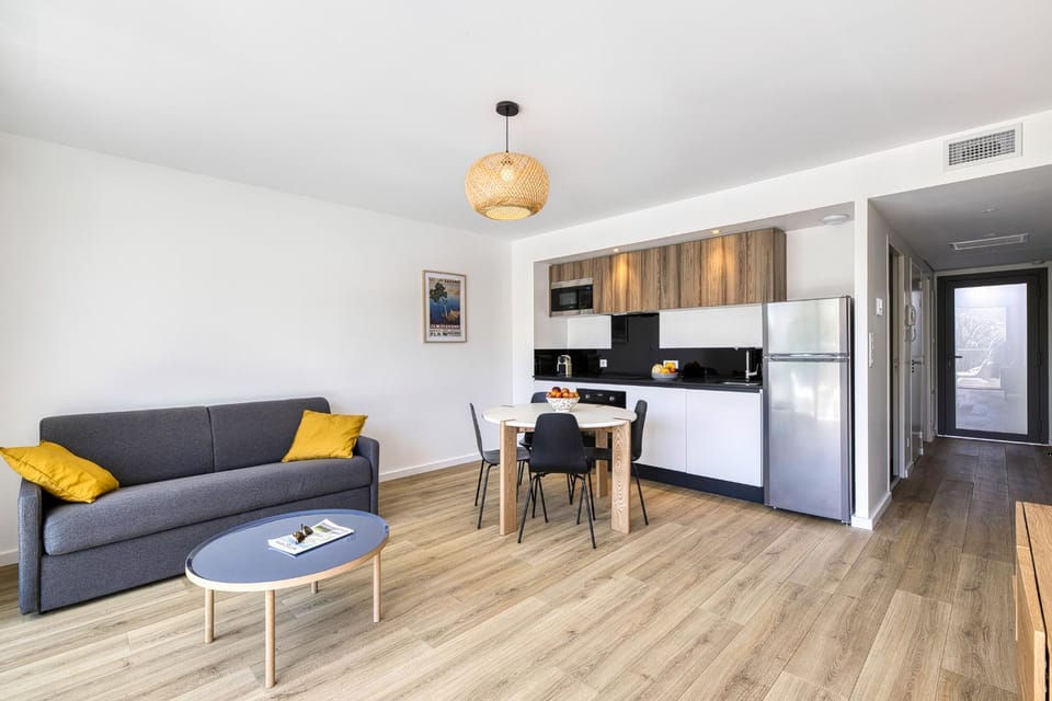 Coffee/tea facilities, Living room, Seating area