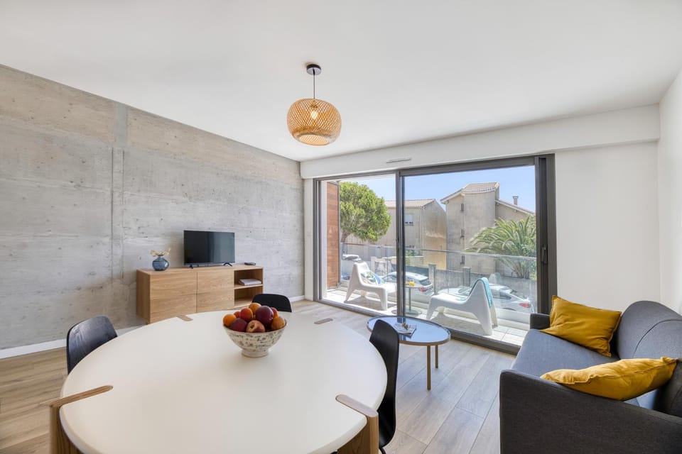 TV and multimedia, Balcony/Terrace, Living room, Seating area, Dining area