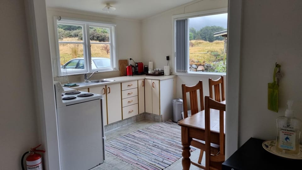 Coffee/tea facilities, Kitchen or kitchenette, Dining area