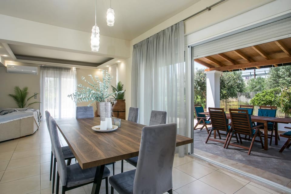 Patio, Day, View (from property/room), Balcony/Terrace, Living room, Seating area, Dining area