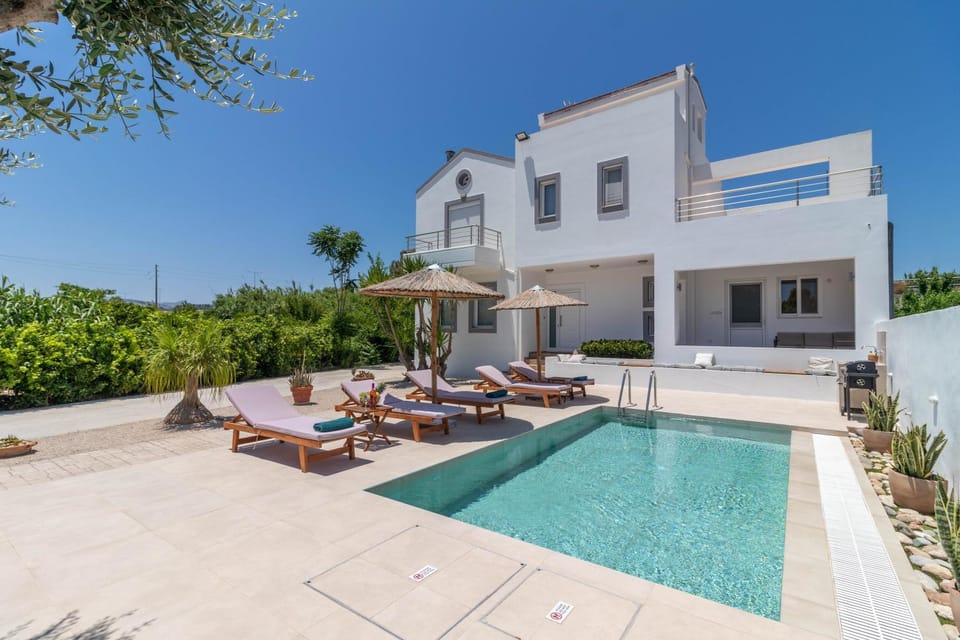 Property building, Patio, Garden, Garden view, Pool view, Swimming pool, sunbed