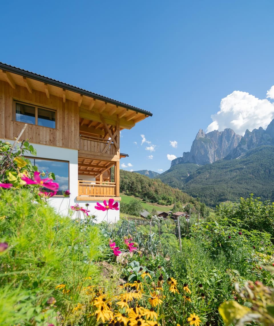 Property building, Spring, Day, Natural landscape, Summer, Balcony/Terrace, Autumn, Mountain view