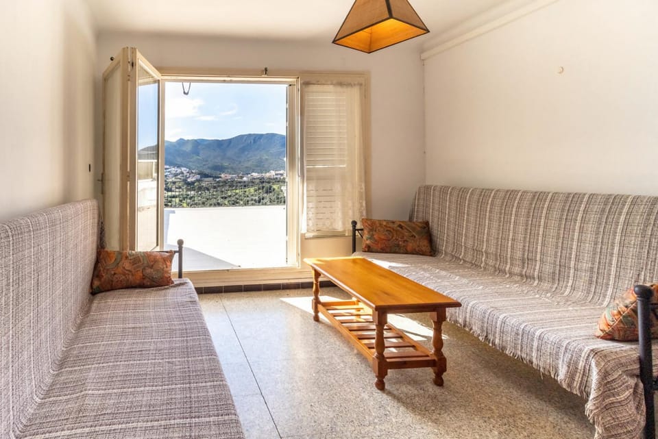 Sant Genís 19 - ático con terraza y vistas Apartment in Alt Empordà