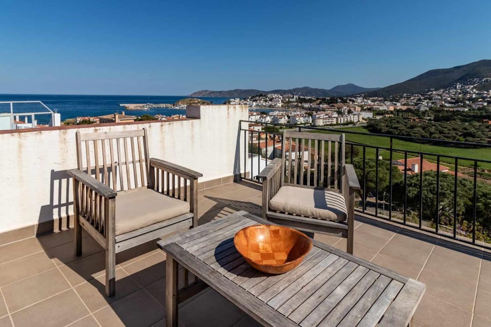 Sant Genís 19 - ático con terraza y vistas Apartment in Alt Empordà