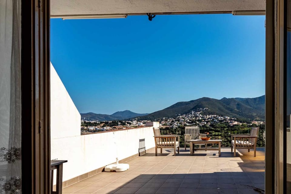Sant Genís 19 - ático con terraza y vistas Apartment in Alt Empordà