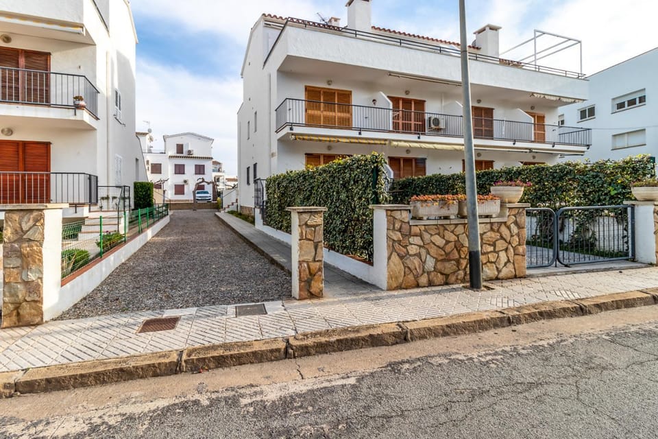 Sant Carles 25 - apartamento con terraza Apartment in Alt Empordà