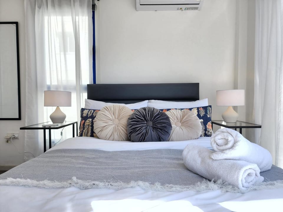 Bed, towels