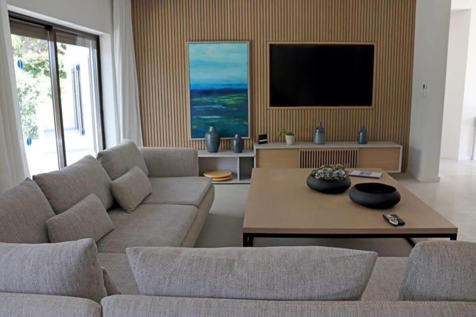 Villa Hibiscus, great location in Vilamoura, lush green lawns and garden Villa in Quarteira