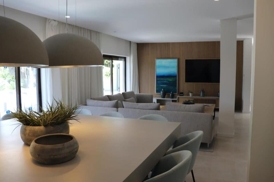 Villa Hibiscus, great location in Vilamoura, lush green lawns and garden Villa in Quarteira