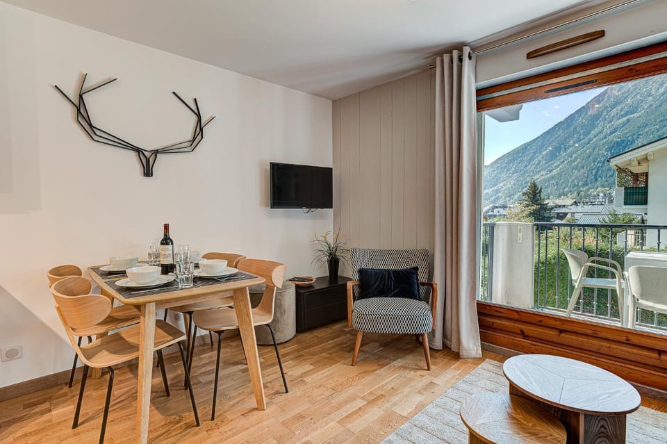 Communal lounge/ TV room, Natural landscape, TV and multimedia, Living room, Seating area, Dining area, Evening entertainment, Mountain view