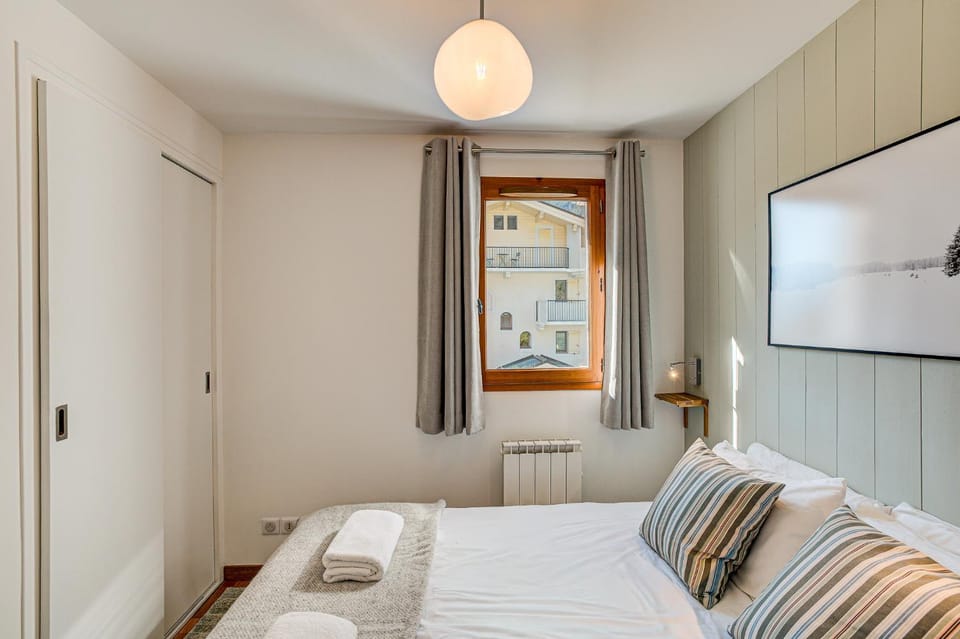 Bed, TV and multimedia, Photo of the whole room, Bedroom, towels, wardrobe