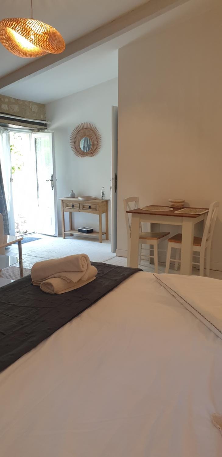 Photo of the whole room, Bedroom