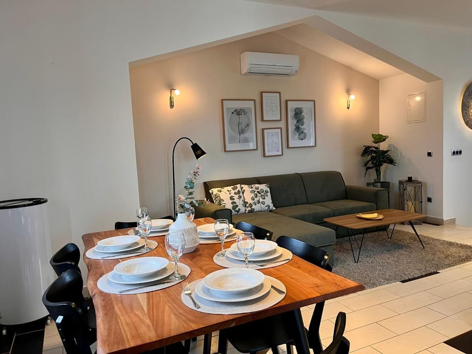 Living room, Dining area