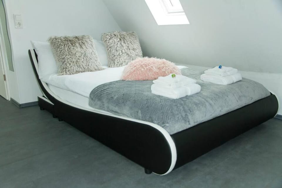 Bed, towels