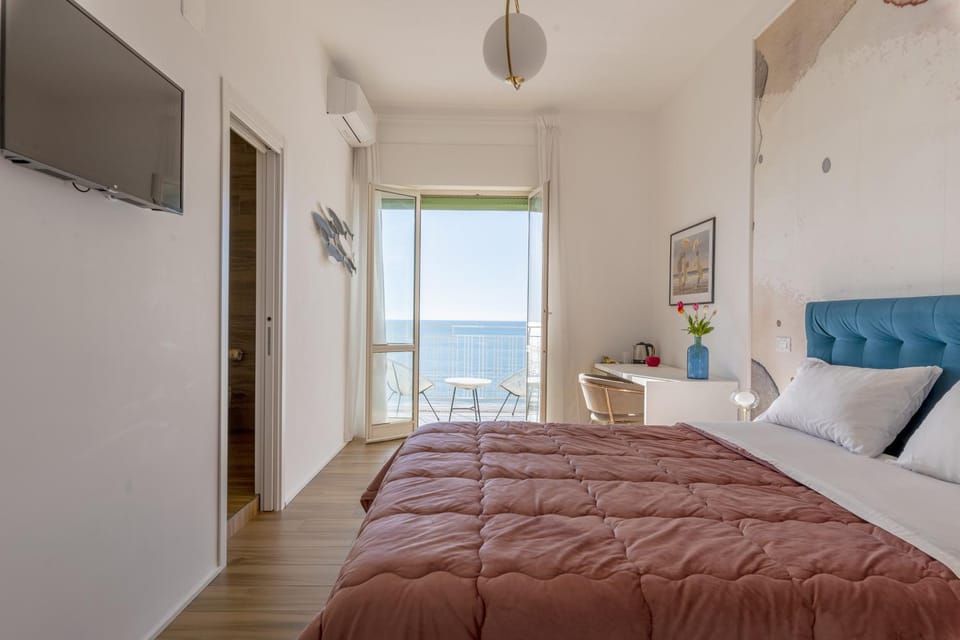 Bed, TV and multimedia, Balcony/Terrace, Photo of the whole room, Decorative detail, Bedroom, Sea view, air conditioner
