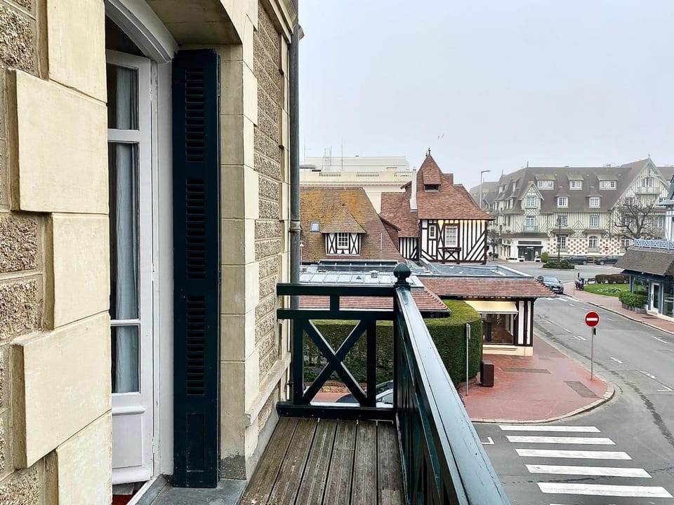 Balcony/Terrace, Street view