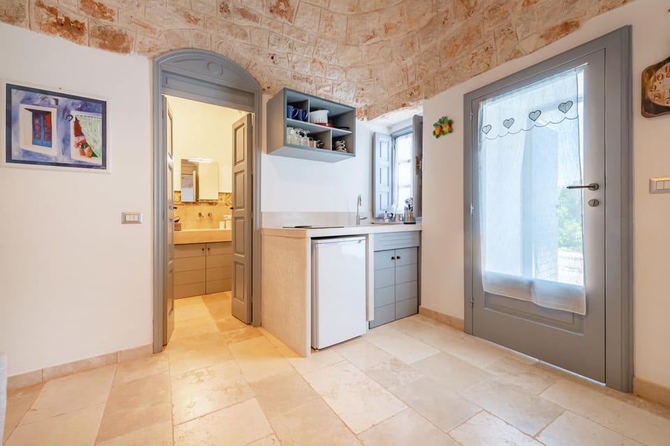 Kitchen or kitchenette, minibar