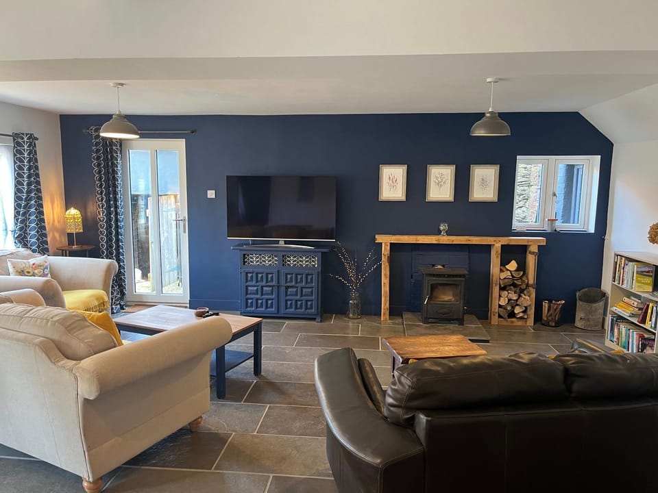 TV and multimedia, Living room, Seating area, Evening entertainment