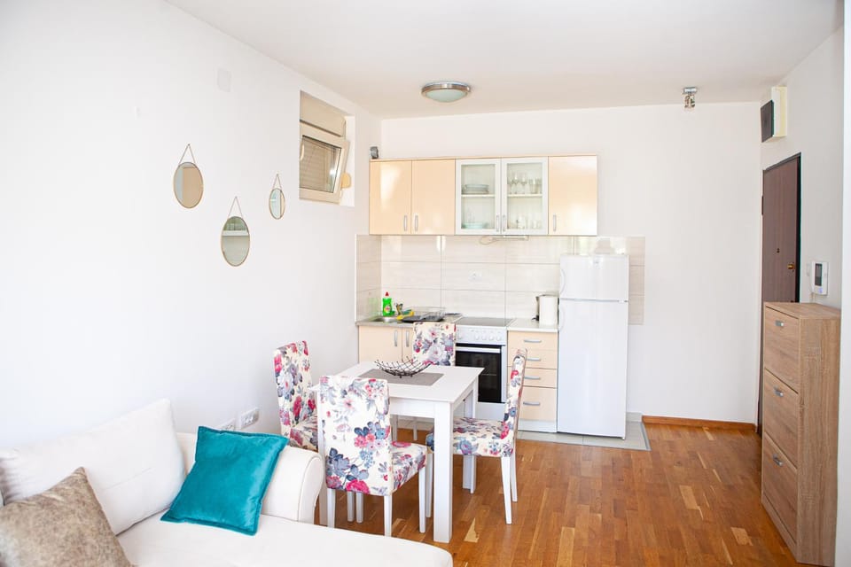 Kitchen or kitchenette, Seating area, Dining area
